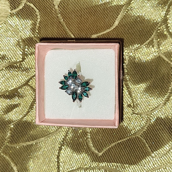 💍Elegant Silver and Emerald Floral Ring💍Size 6 - Picture 4 of 10